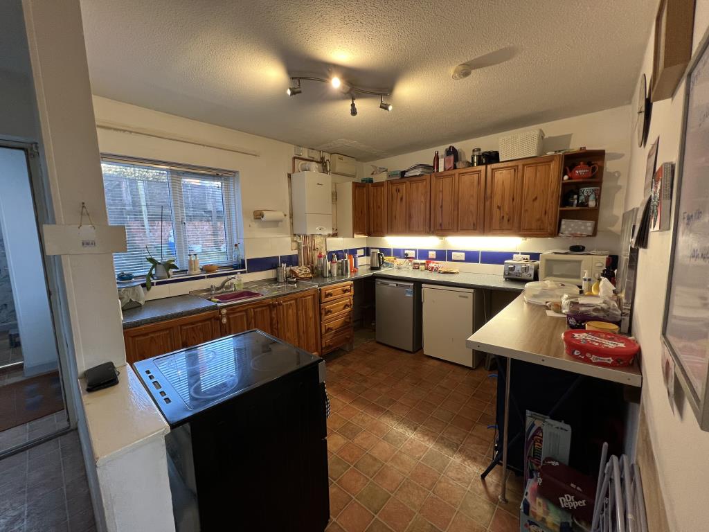 Lot: 163 - PROPERTY WITH GARDEN AND PLANNING PERMISSION FOR A FURTHER DWELLING - General view of the kitchen